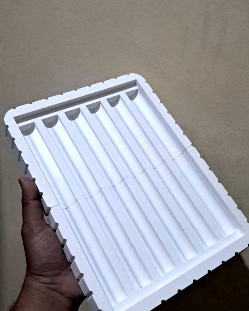 Tray putih custom di tangan