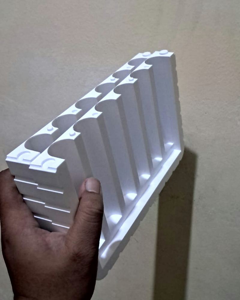 Tray putih dilihat dari samping